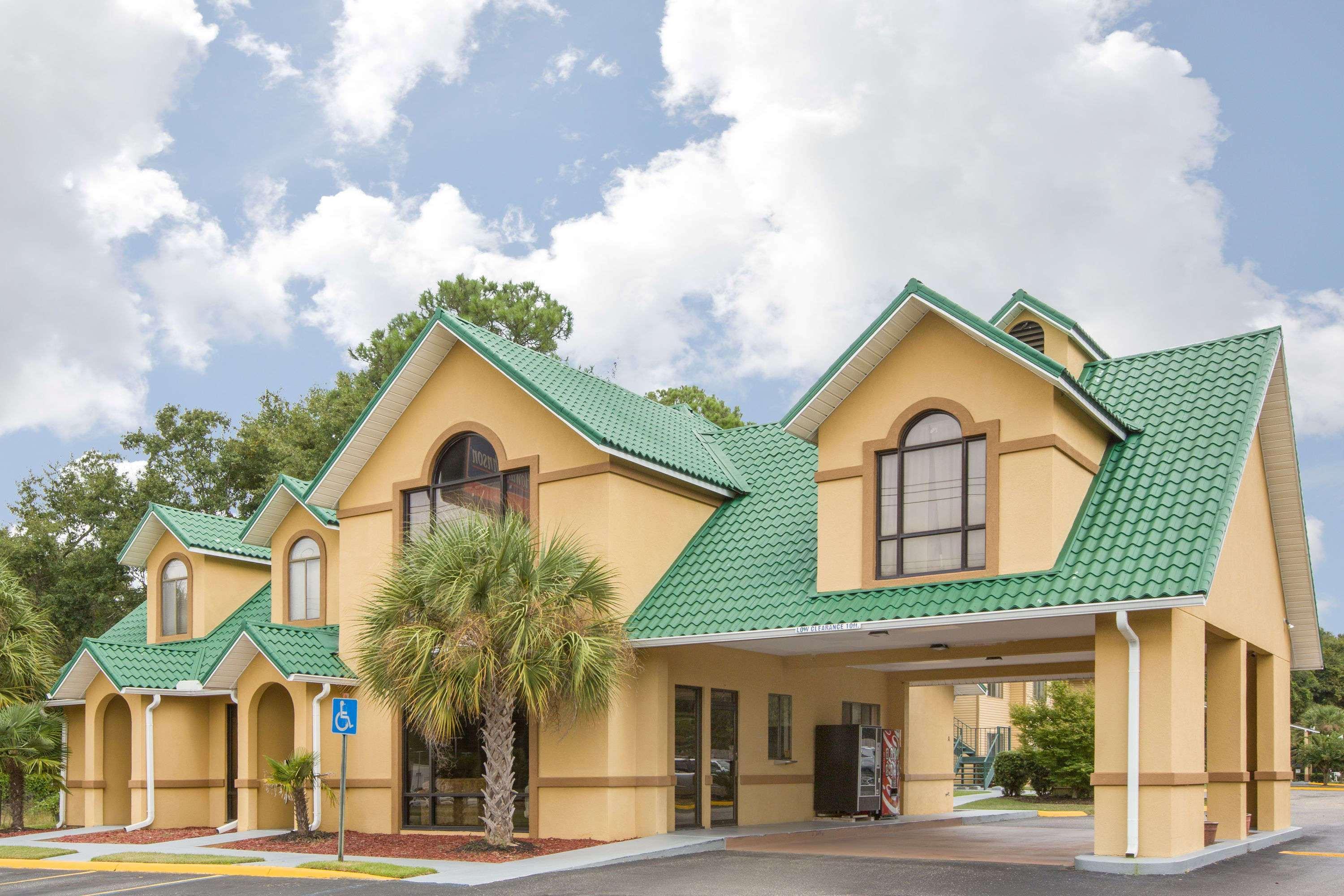 Howard Johnson By Wyndham Dothan Exterior photo